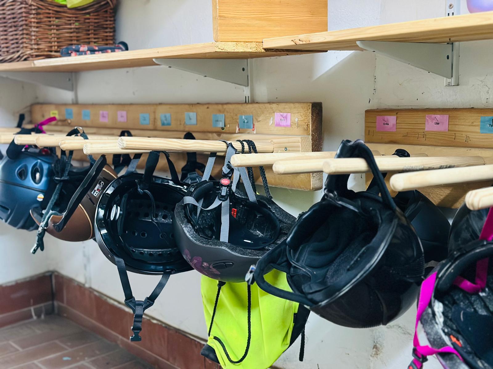 Helm-Aufbewahrung auf dem Hof